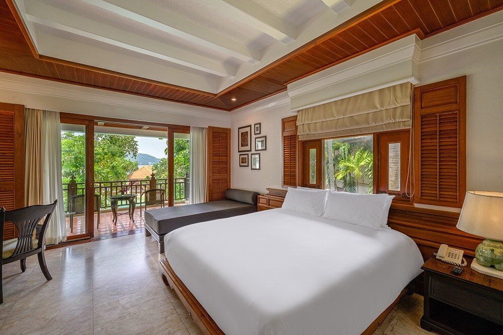 Hillside with Terrace Bathtub